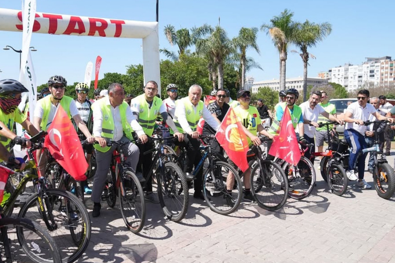 Adana’da Yeşilay Bisiklet Turu’na yoğun ilgi