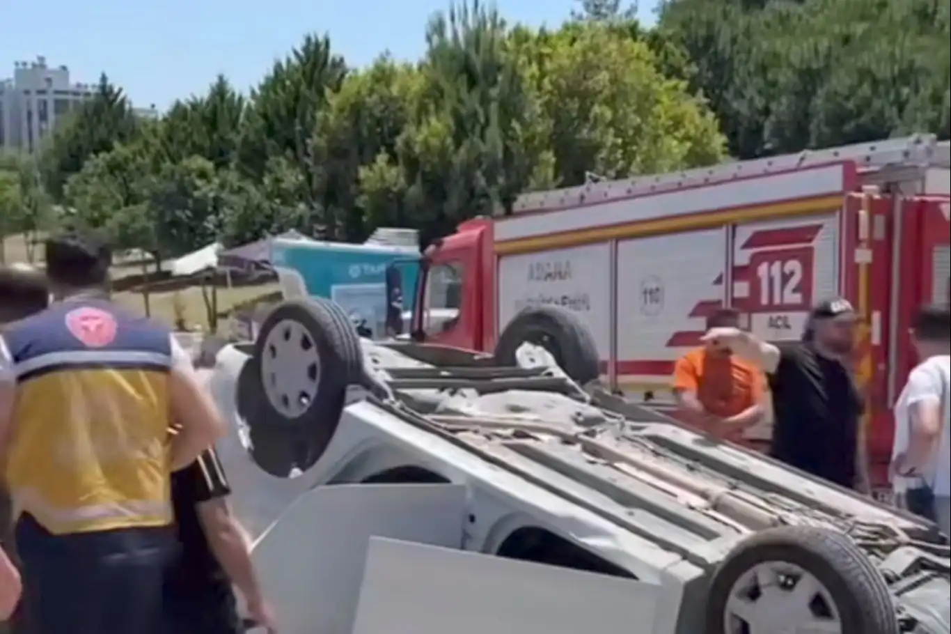 Adana'da otomobil takla attı: 2 yaralı