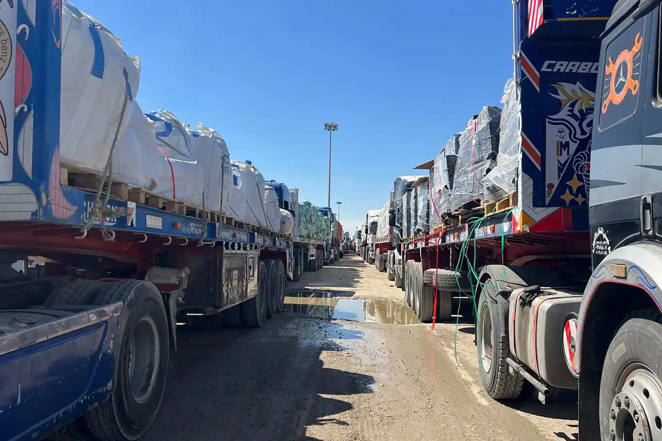 Siyonist rejim sağlık yardımı yüklü 3 bin tır'ın girişini engelliyor Siyonist rejim sağlık yardımı yüklü 3 bin tır'ın girişini engelliyor