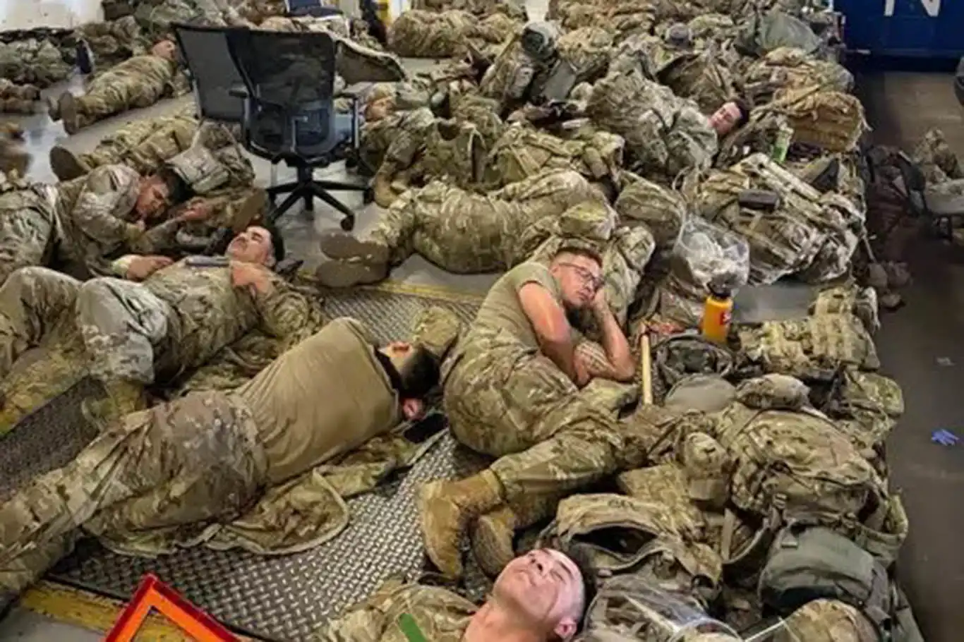 Los Angeles'a 700 deniz piyadesi gönderildi, validen "diktatörlük" suçlaması