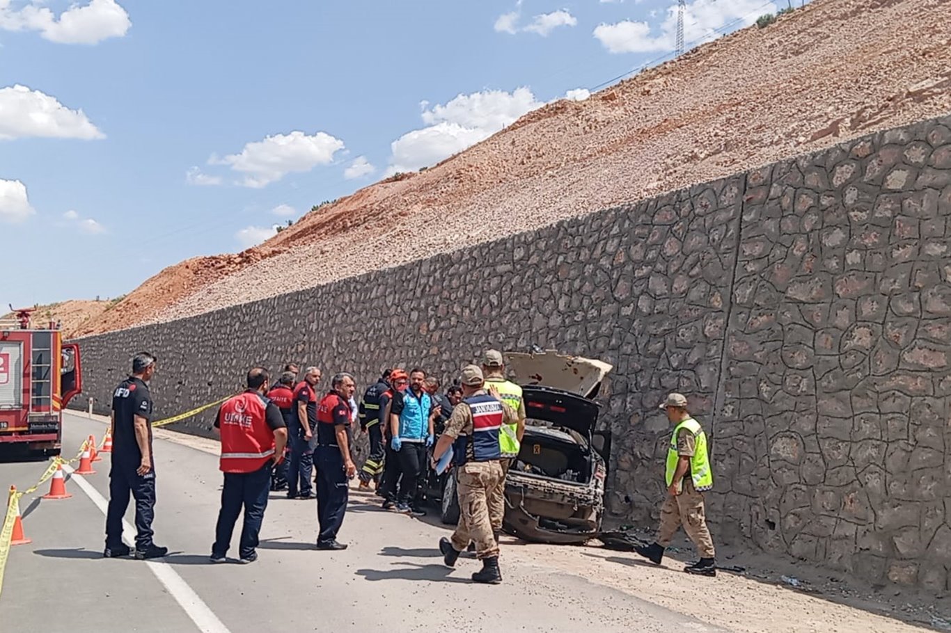 Otomobil ile kamyon çarpıştı: 1 ölü, 4 yaralı