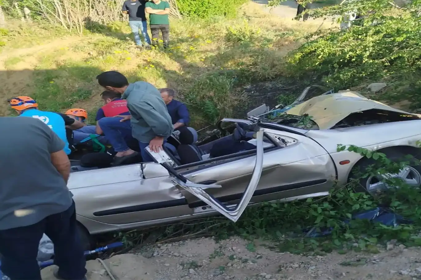 Dereye yuvarlanan araçta sıkışan baba ve oğlu itfaiye tarafından kurtarıldı Dereye yuvarlanan araçta sıkışan baba ve oğlu itfaiye tarafından kurtarıldı