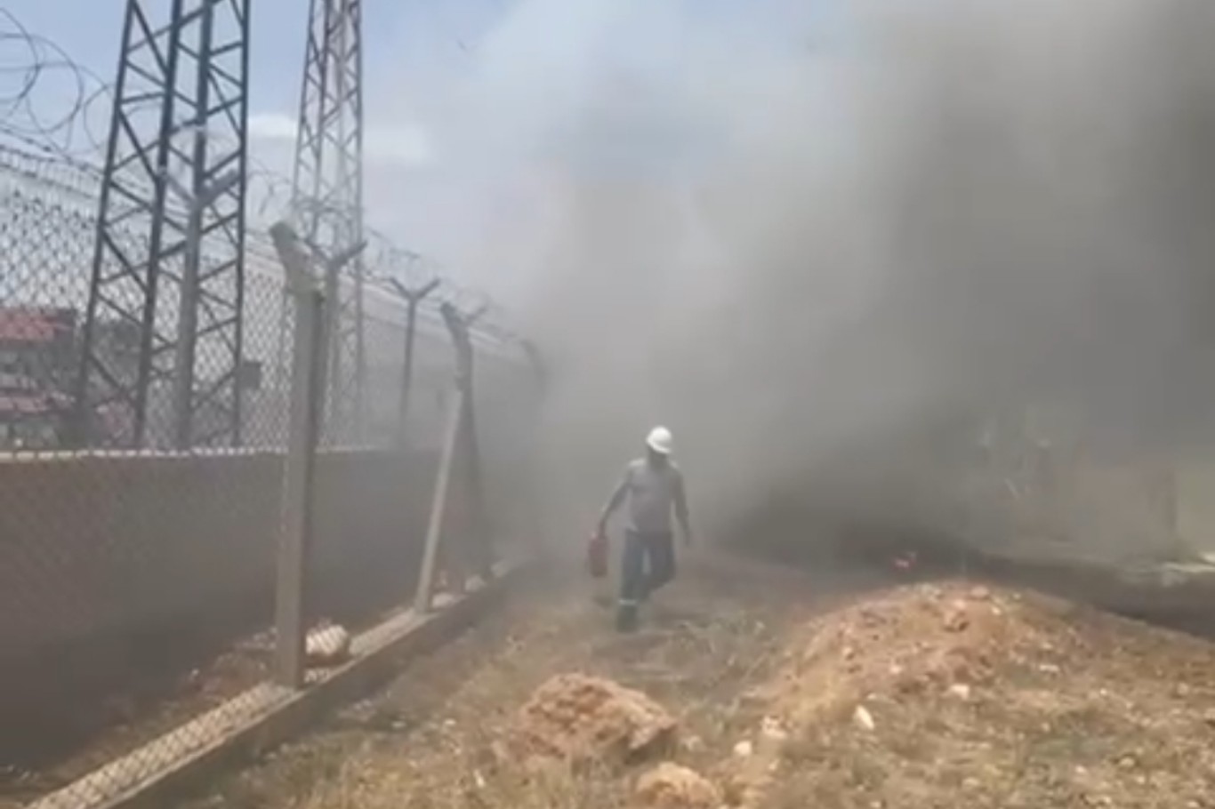 Mardin’de trafo merkezinde yangın çıktı: 90 mahalle ve 25 mezra enerjisiz kaldı Mardin’de trafo merkezinde yangın çıktı: 90 mahalle ve 25 mezra enerjisiz kaldı