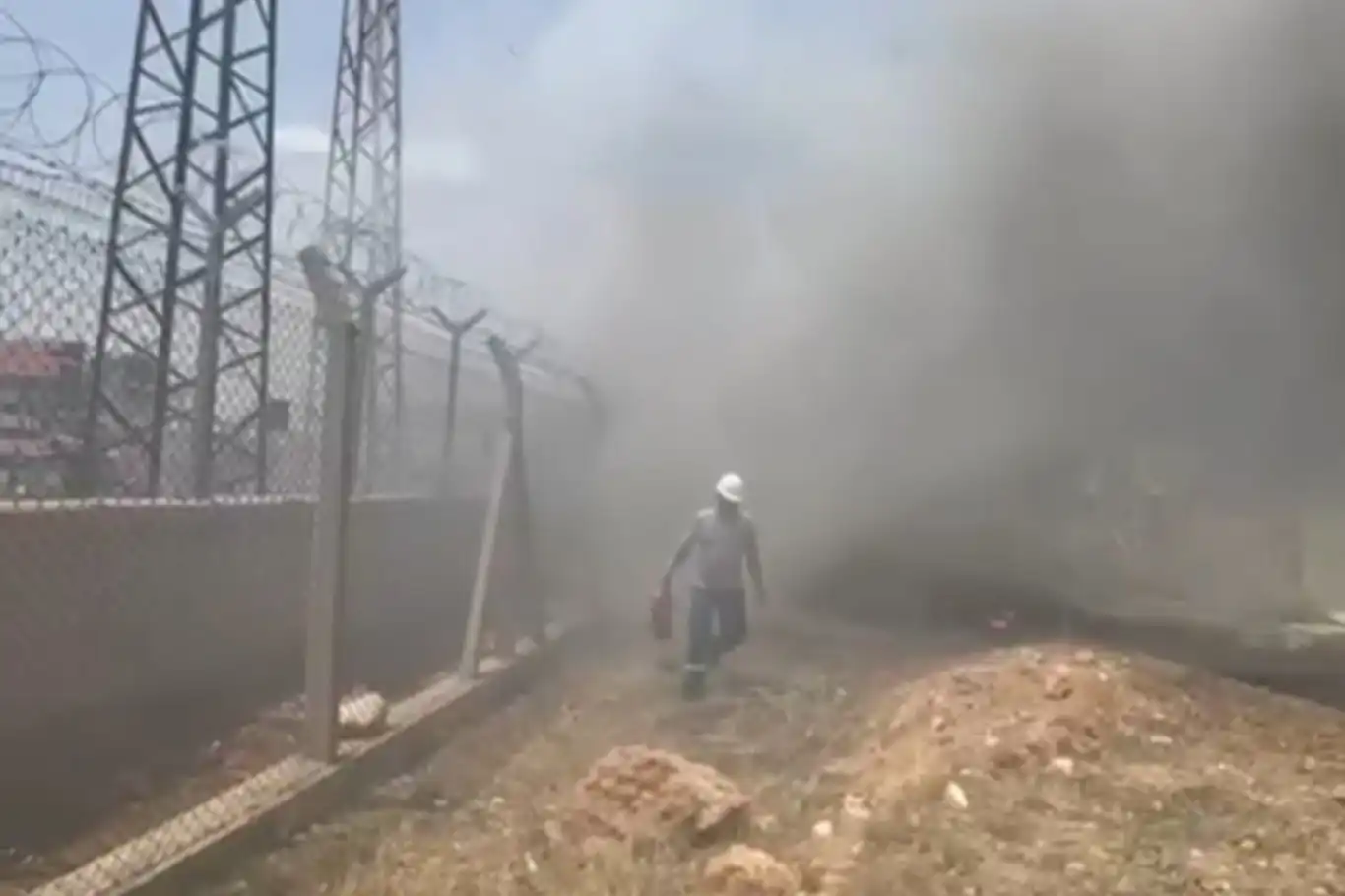 Mardin’de trafo merkezinde yangın çıktı: 90 mahalle ve 25 mezra enerjisiz kaldı Mardin’de trafo merkezinde yangın çıktı: 90 mahalle ve 25 mezra enerjisiz kaldı