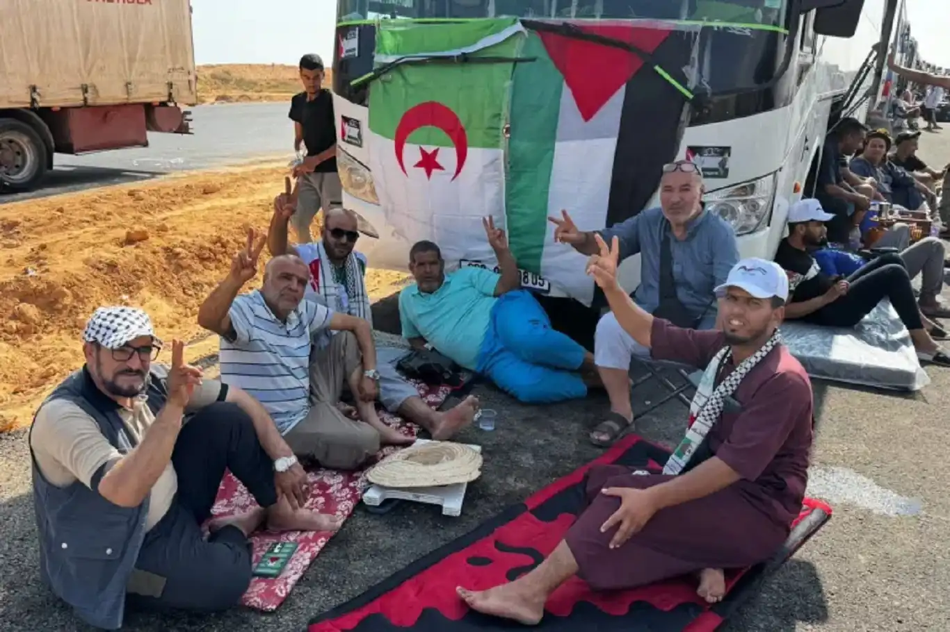 سلطات شرق ليبيا توقف قافلة الصمود على مشارف سرت سلطات شرق ليبيا توقف قافلة الصمود على مشارف سرت