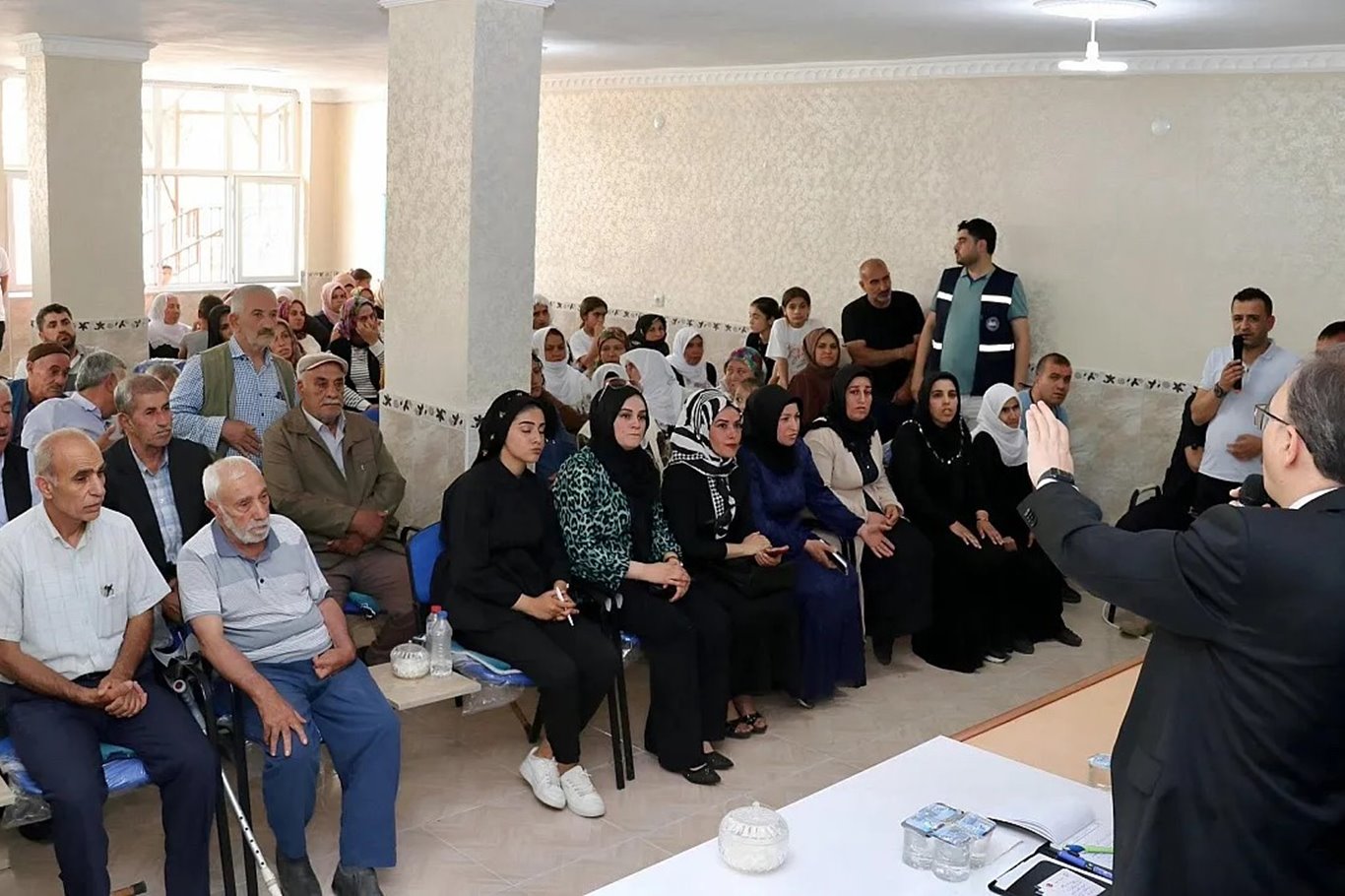 Vali Kızılkaya, Çal Mahallesi sakinlerinin sorunlarını dinledi Vali Kızılkaya, Çal Mahallesi sakinlerinin sorunlarını dinledi