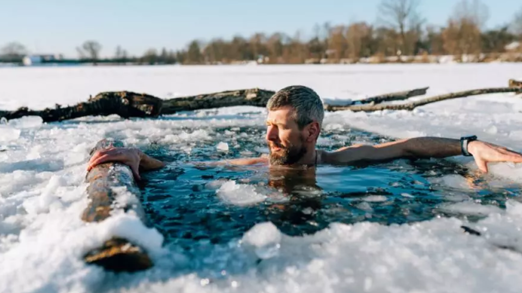 هل يعزز الغطس في المياه الباردة مناعة جسمك حقاً؟