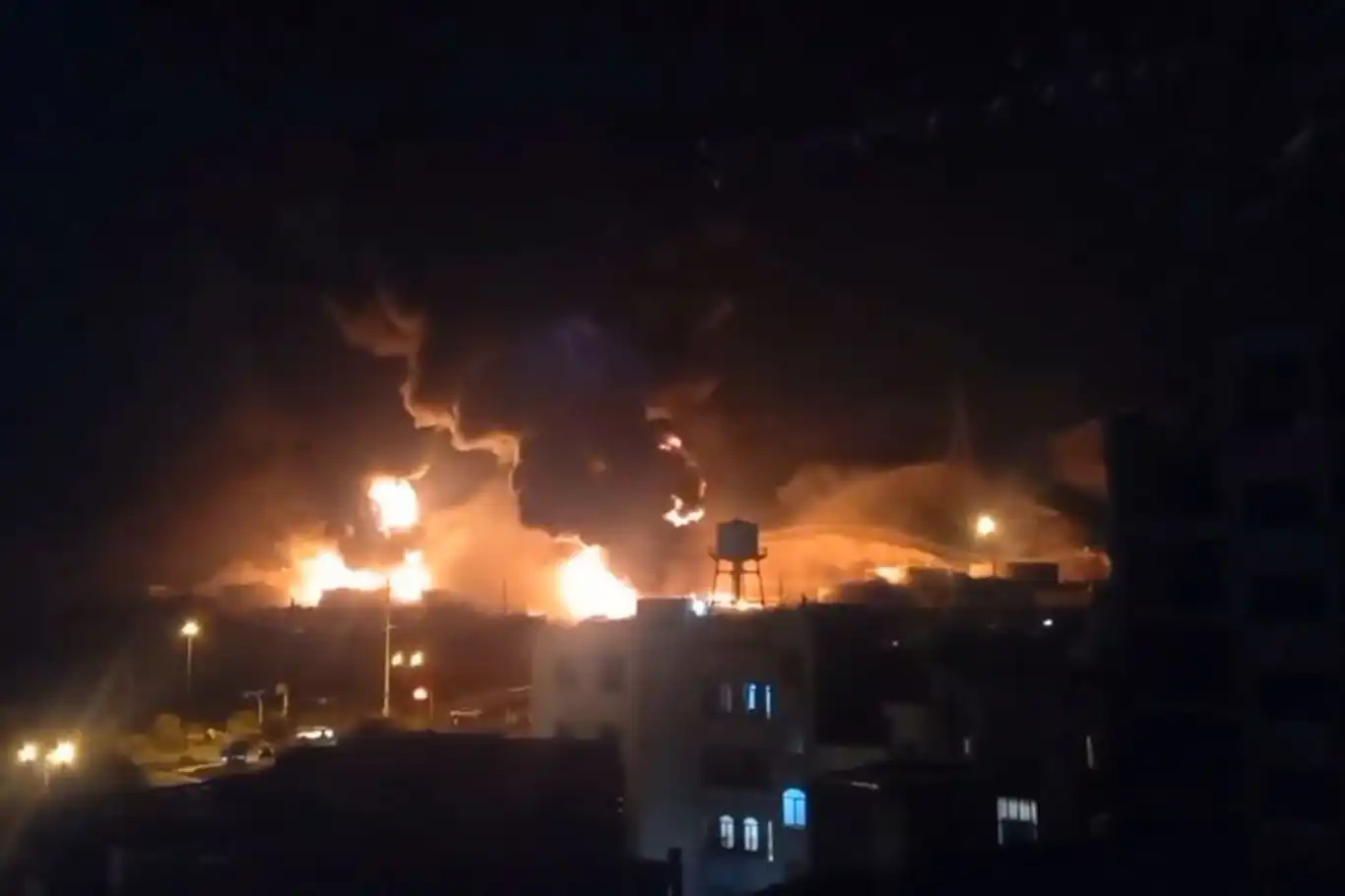 Tahran'da petrol deposu hedef alındı