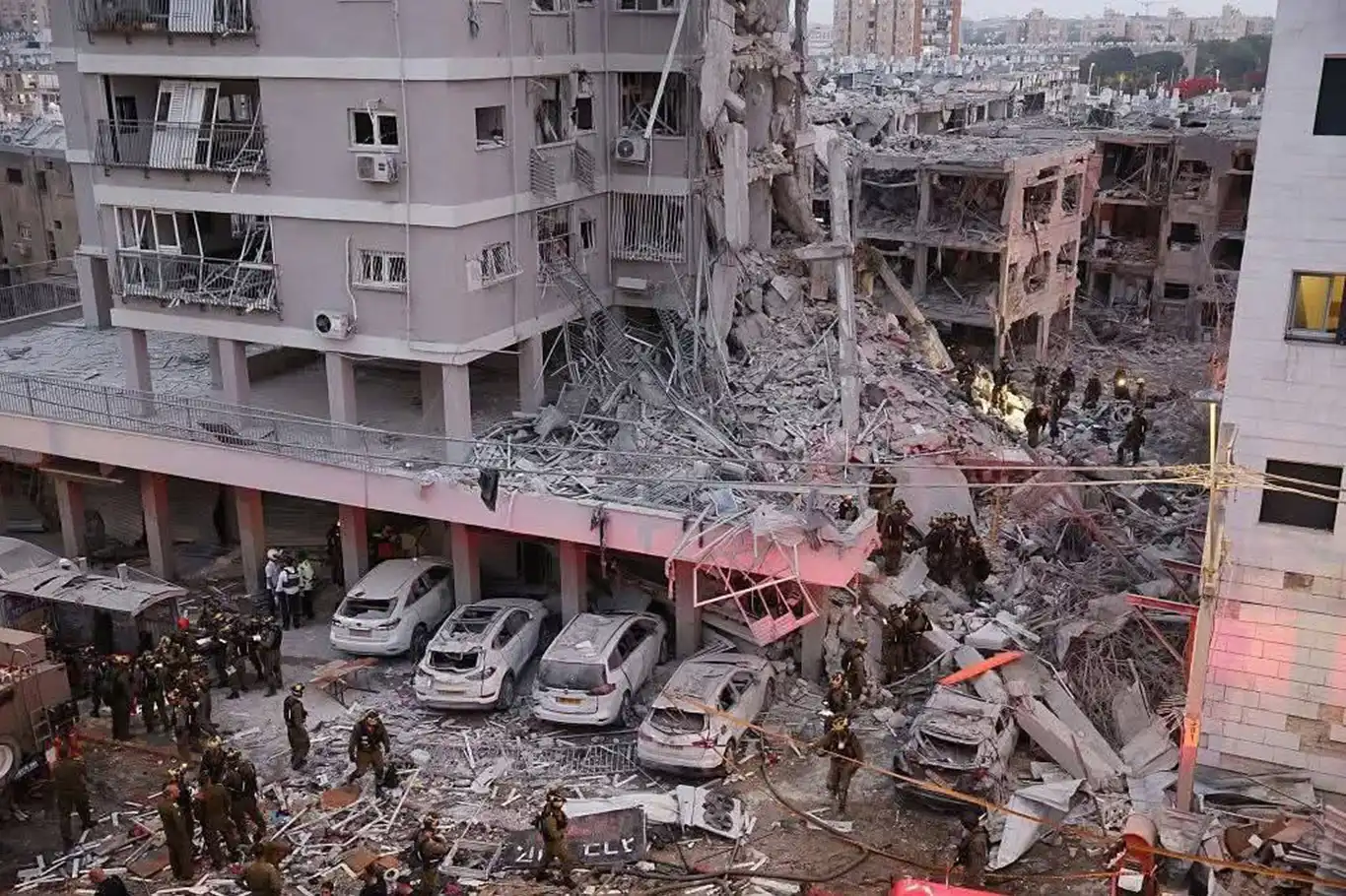 İran'ın füze harekatında Bat Yam'da 10 siyonist öldü İran'ın füze harekatında Bat Yam'da 10 siyonist öldü