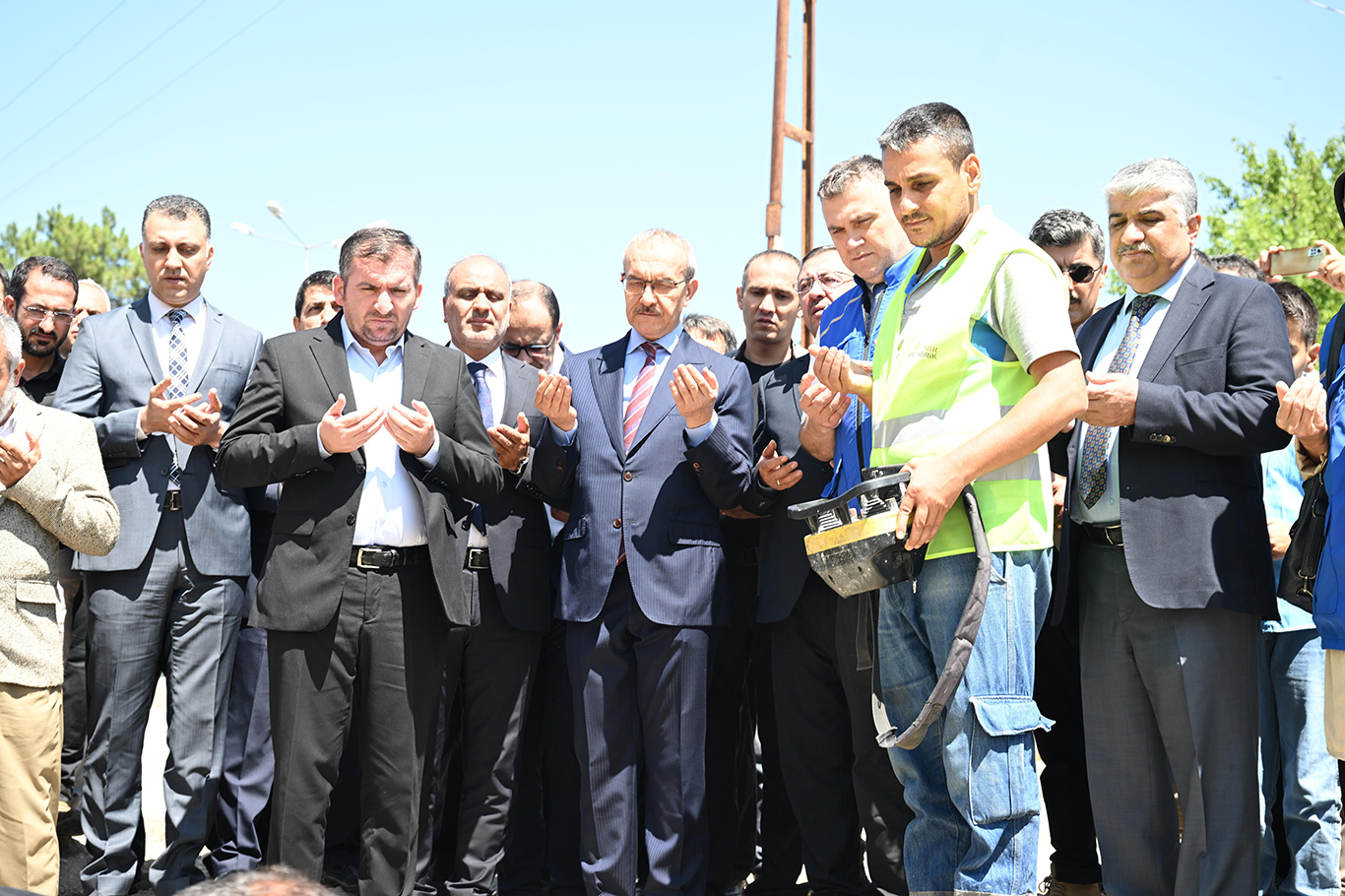 Vali Yavuz: Gazze'de çocuklar dünyanın gözü önünde katledilmektedir Vali Yavuz: Gazze'de çocuklar dünyanın gözü önünde katledilmektedir