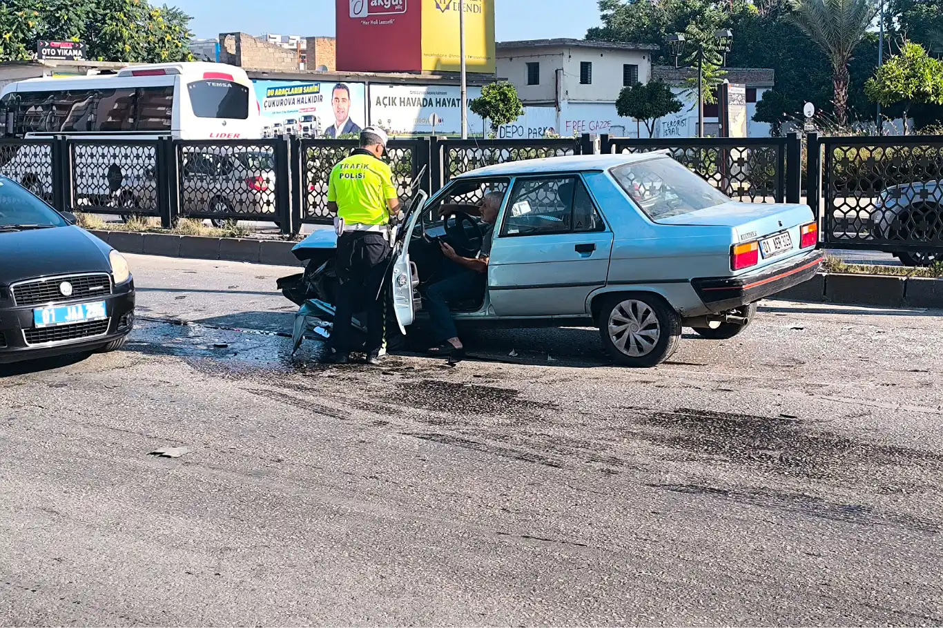Adana'da kontrolden çıkan araç bariyerlere çarptı
