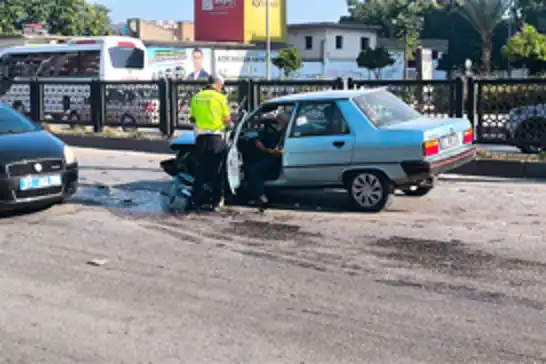Adana'da kontrolden çıkan araç bariyerlere çarptı