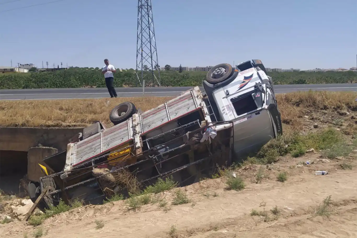 Şanlıurfa'da kamyonet şarampole devrildi: 1 kişi yaralandı Şanlıurfa'da kamyonet şarampole devrildi: 1 kişi yaralandı