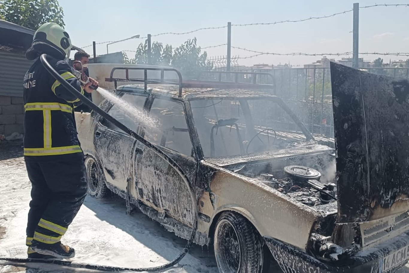 Siirt’te park halindeki otomobil alev alev yandı Siirt’te park halindeki otomobil alev alev yandı