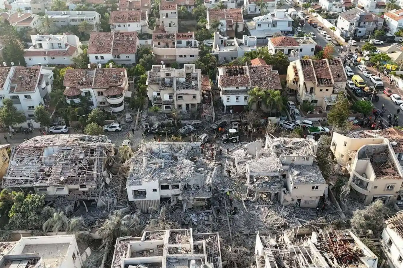 Bat Yam'da 88 bina İran füzeleriyle hasar gördü Bat Yam'da 88 bina İran füzeleriyle hasar gördü