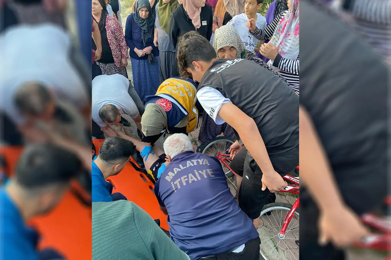Otomobil çocukların arasına daldı: 3 yaralı Otomobil çocukların arasına daldı: 3 yaralı