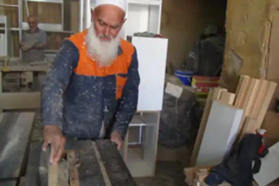 Yarım asırdan fazladır marangozluk mesleğini devam ettiriyor