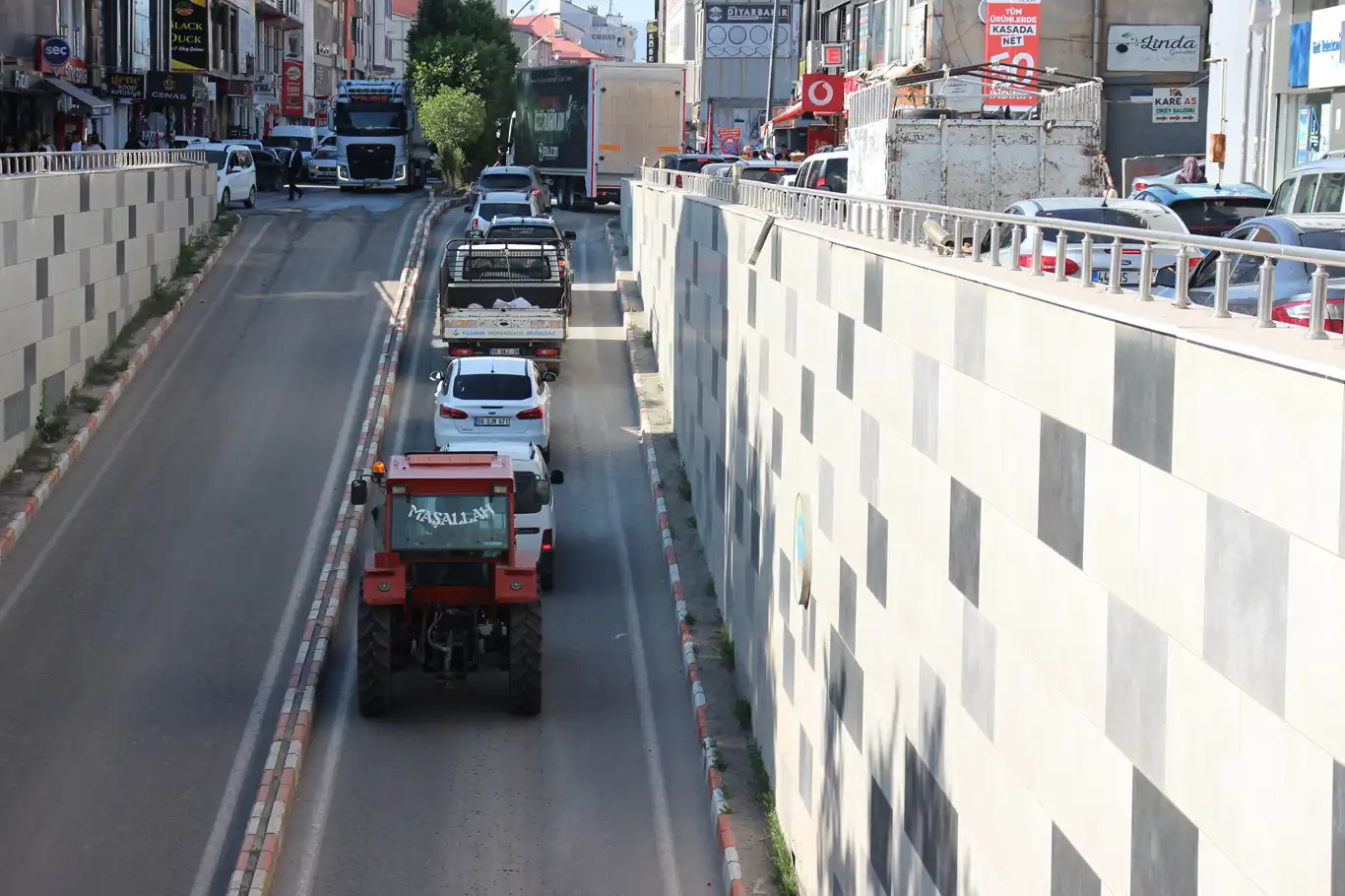 Ağrı'da trafik sorunları büyüyor! Yanlış parklar ve plansızlık, vatandaşı zorluyor