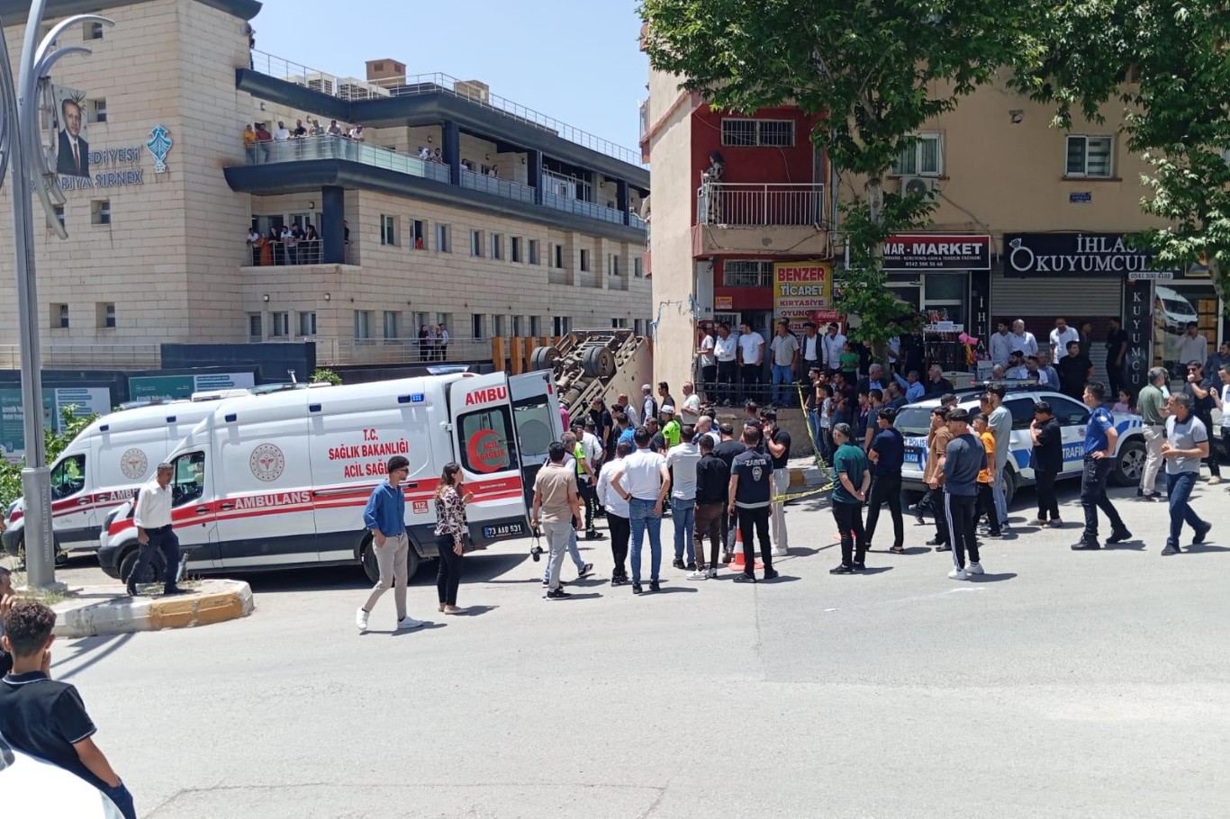Freni patlayan kamyonet araca çarptıktan sonra evin bahçesine girdi: 4 yaralı Freni patlayan kamyonet araca çarptıktan sonra evin bahçesine girdi: 4 yaralı