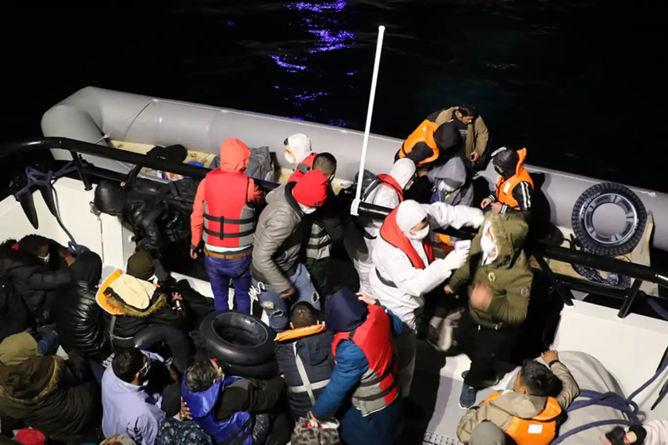 Çanakkale açıklarında 37 düzensiz göçmen yakalandı Çanakkale açıklarında 37 düzensiz göçmen yakalandı