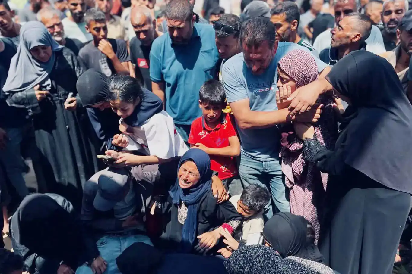 Sîvîlên ku li Xezzeyê li hêvîya arlîkarîyê bûn hatin hedefgirtin: Doh 50, îro 16 şehîd