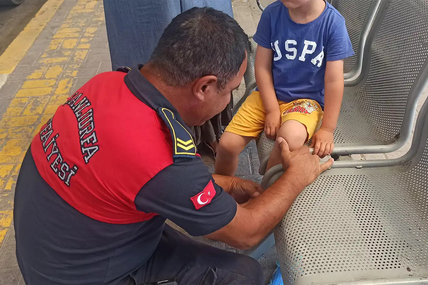 Şanlıurfa'da 5 yaşındaki çocuğun ayağı oturağa sıkıştı Şanlıurfa'da 5 yaşındaki çocuğun ayağı oturağa sıkıştı