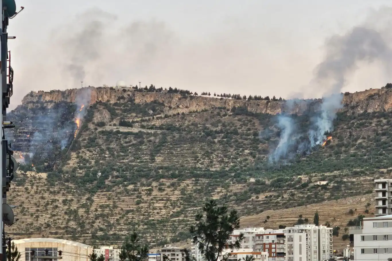 Mardin Kalesi çevresinde orman yangını: İki ayrı noktada alevler yükseldi