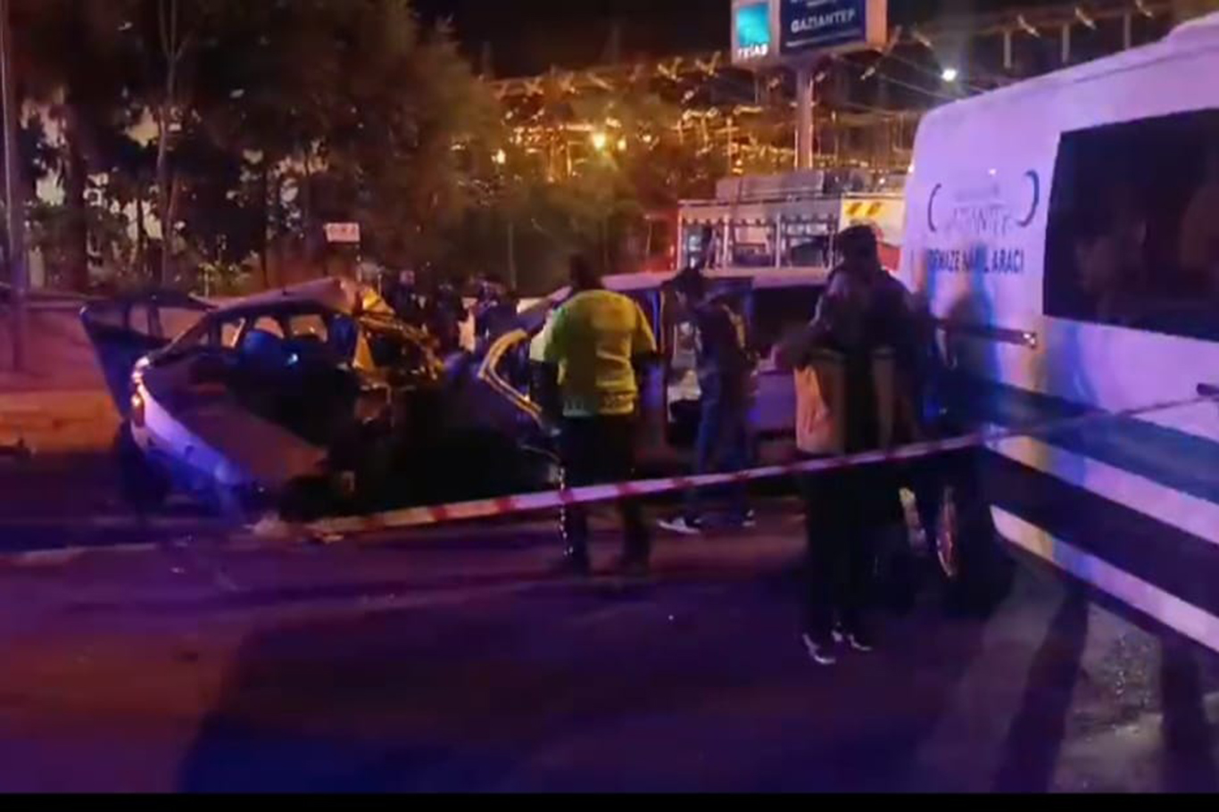 Gaziantep'te 5 kişinin hayatını kaybettiği kaza güvenlik kamerasına yansıdı Gaziantep'te 5 kişinin hayatını kaybettiği kaza güvenlik kamerasına yansıdı