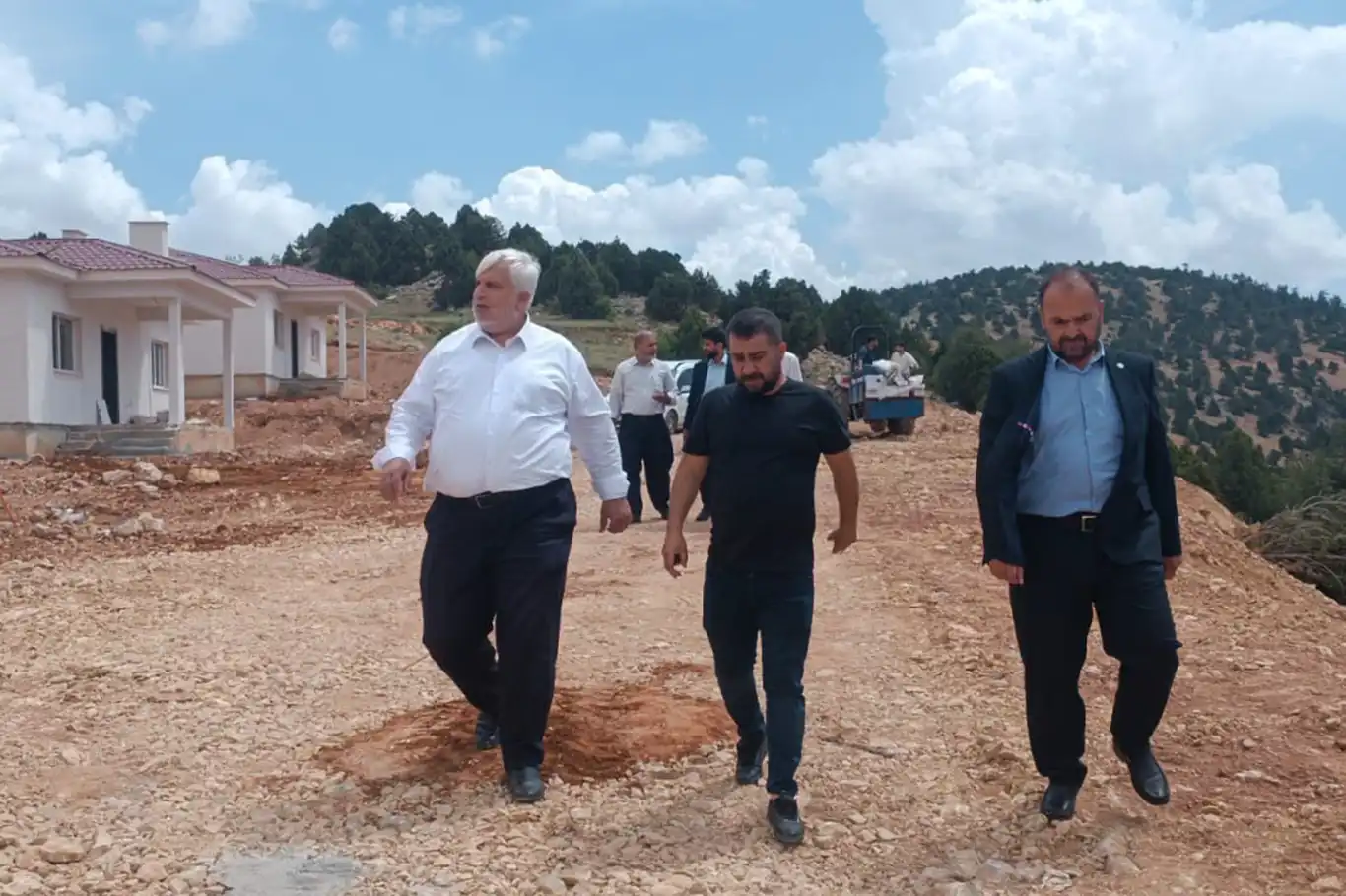HÜDA PAR heyeti Kahramanmaraş'ta deprem konutlarını yerinde inceledi HÜDA PAR heyeti Kahramanmaraş'ta deprem konutlarını yerinde inceledi
