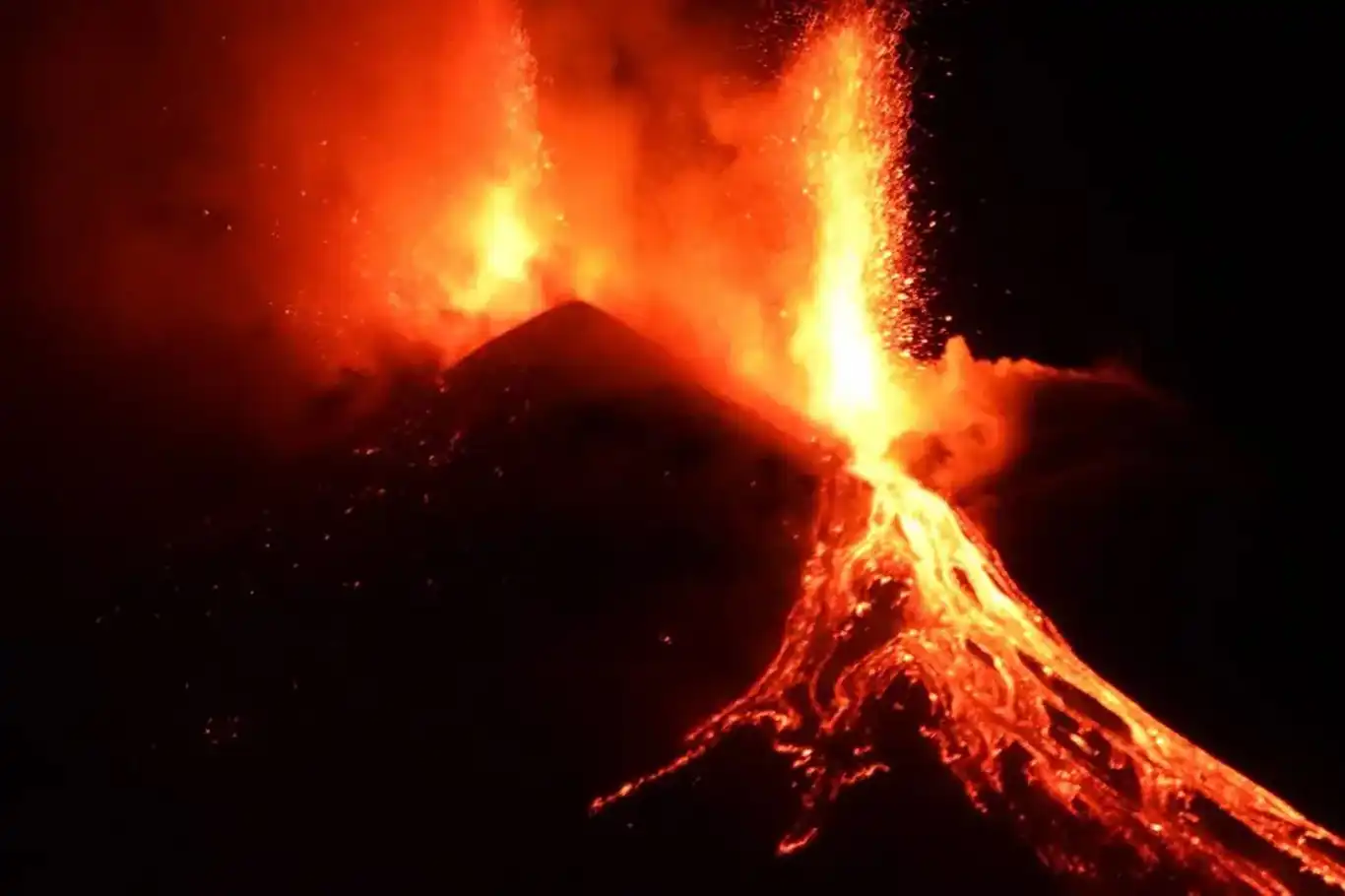 İtalya'da Etna Yanardağı'nda patlama  