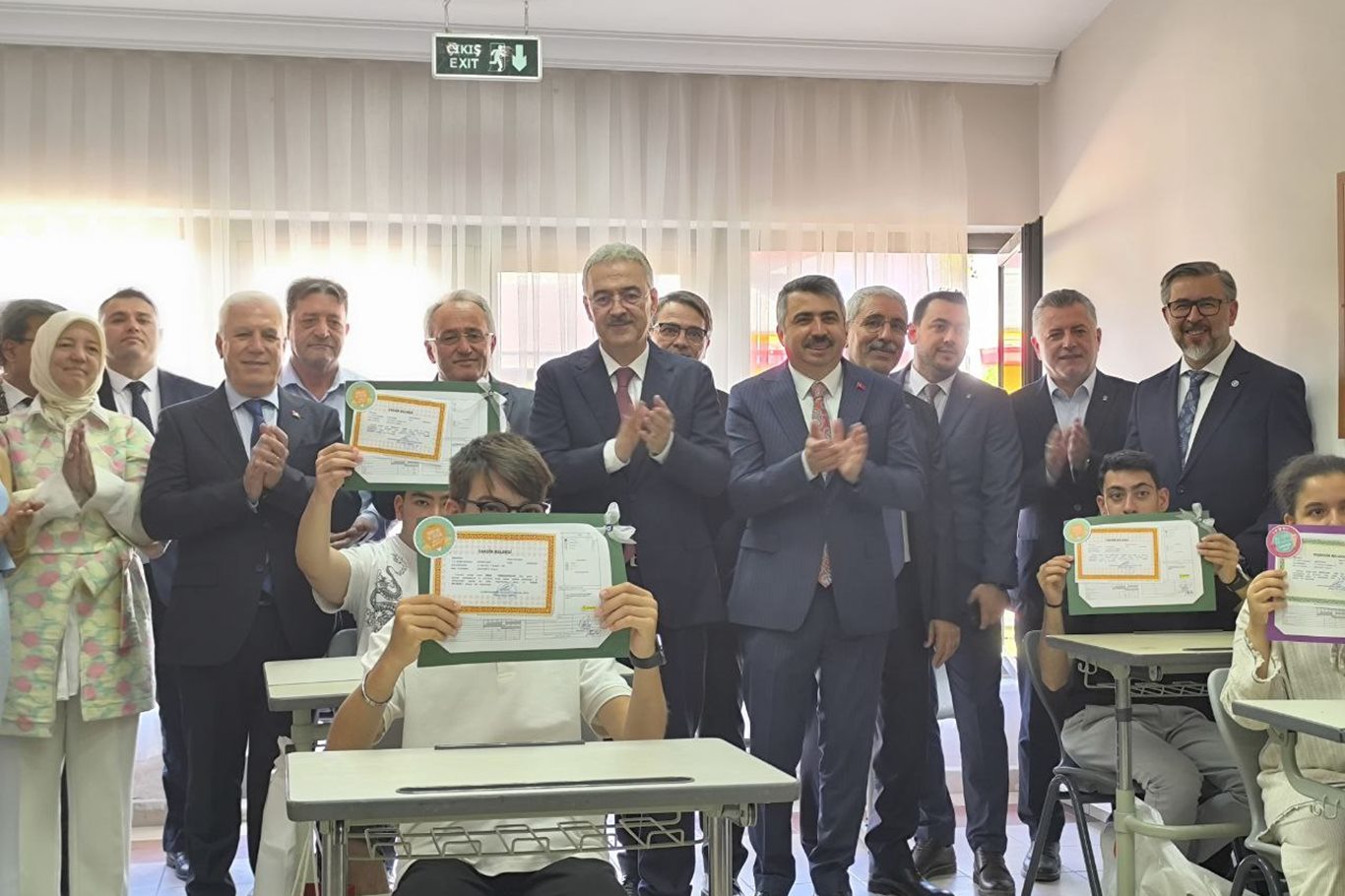 Bursa’da 700 bin öğrenci karne heyecanı yaşayarak yaz tatiline girdi Bursa’da 700 bin öğrenci karne heyecanı yaşayarak yaz tatiline girdi