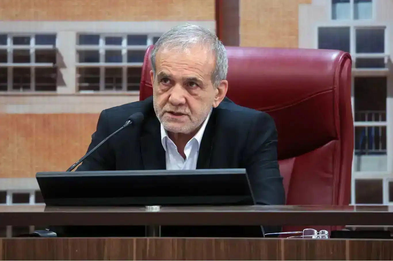 الرئيس الإيراني: السبيل الوحيد لإنهاء الحرب المفروضة هو وقف هجمات العدو