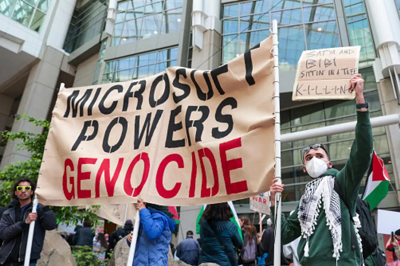 "Microsoft, saklanamazsın! Soykırımı destekliyorsun" "Microsoft, saklanamazsın! Soykırımı destekliyorsun"