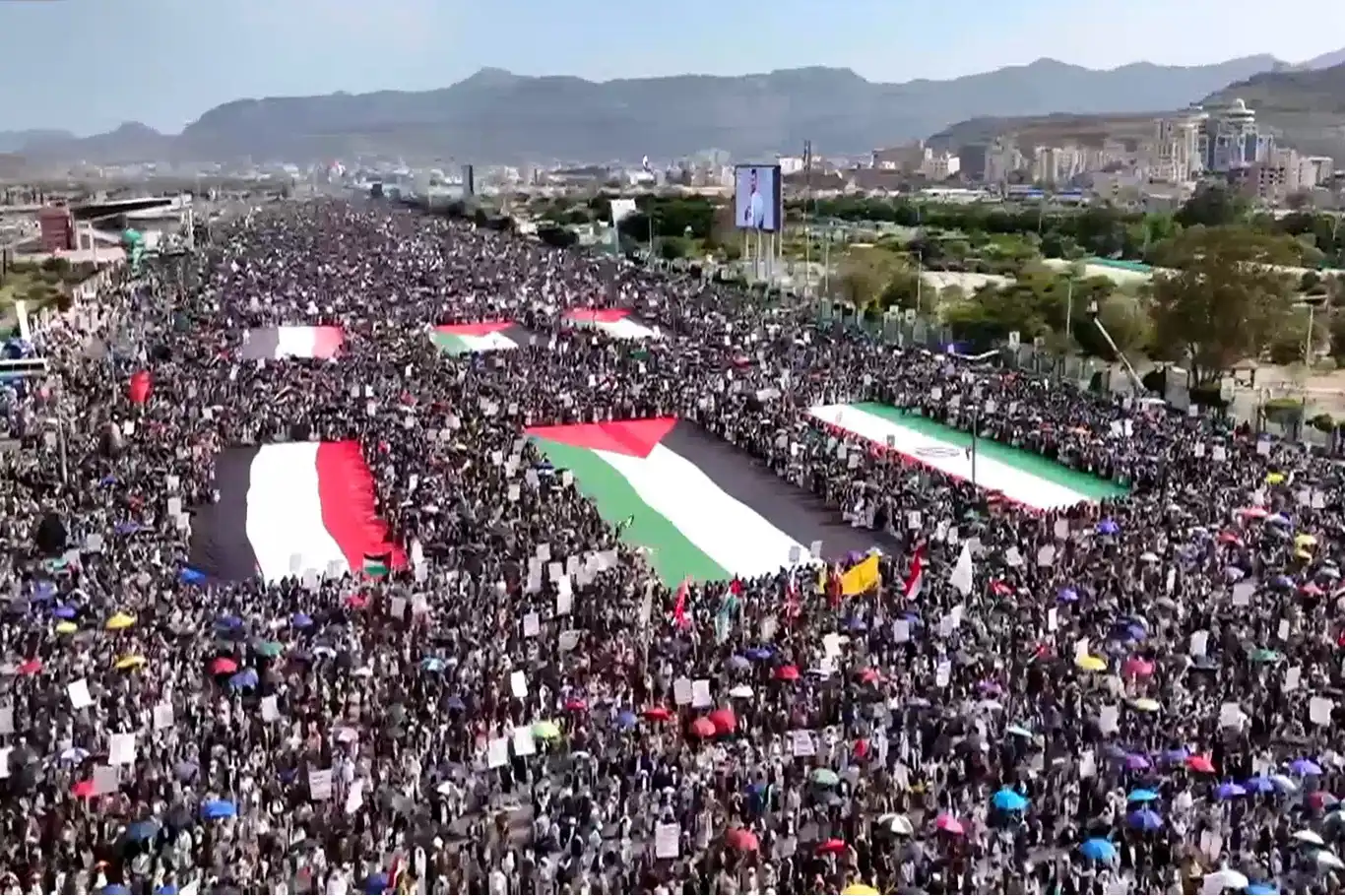 Yemen'de Gazze ve İran'a destek mitingi düzenlendi Yemen'de Gazze ve İran'a destek mitingi düzenlendi