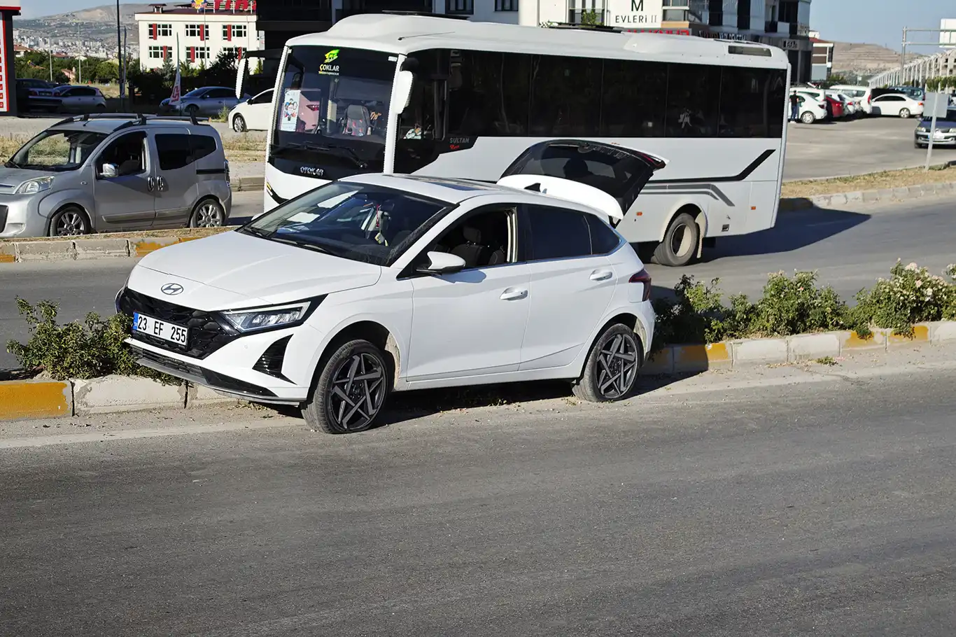 Kamyonun sıkıştırdığı otomobil orta refüje çıktı Kamyonun sıkıştırdığı otomobil orta refüje çıktı