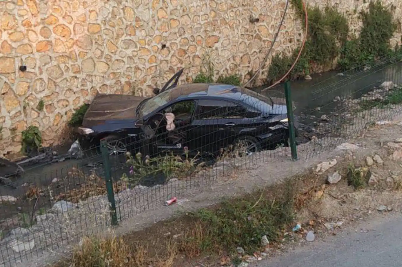 Otomobil bisiklete çarptı; 3 yaralı Otomobil bisiklete çarptı; 3 yaralı