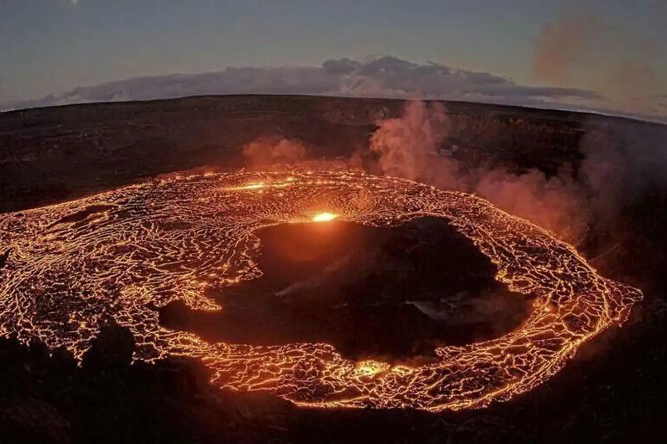 Hawaii'de Kilauea Yanardağı lav püskürttü Hawaii'de Kilauea Yanardağı lav püskürttü