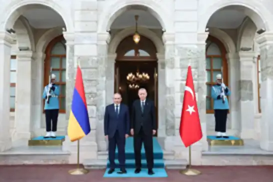 أردوغان يستقبل رئيس وزراء أرمينيا في إسطنبول ويعلن عن دعم تركيا لمسار السلام في القوقاز