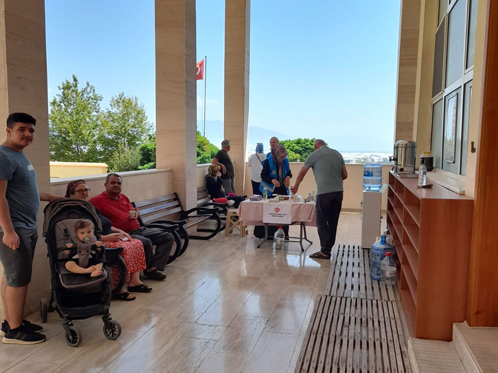 Müftülükten sınav heyecanına destek: YKS öğrencilerine ve velilerine ikram Müftülükten sınav heyecanına destek: YKS öğrencilerine ve velilerine ikram