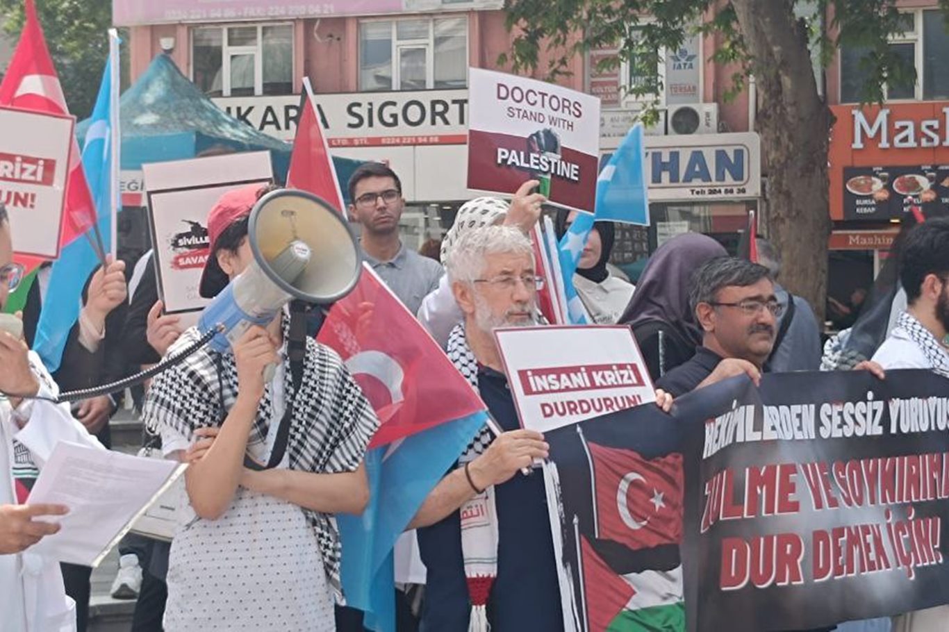 Bursa’da sağlıkçılardan ortak tepki: Sessiz yürüyüşle zulme dikkat çektiler Bursa’da sağlıkçılardan ortak tepki: Sessiz yürüyüşle zulme dikkat çektiler