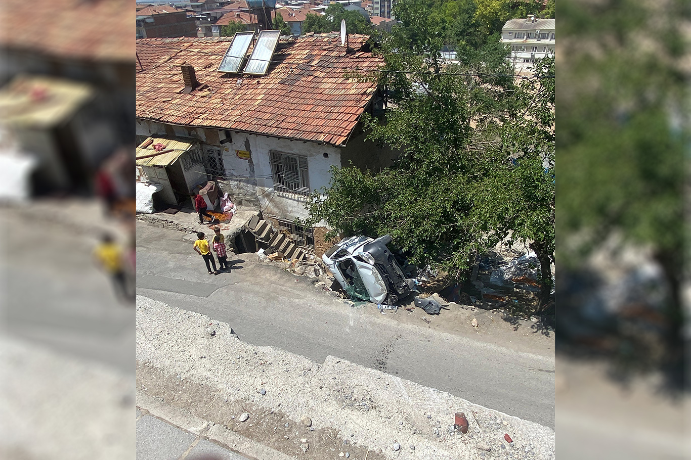 Otomobil evin bahçesine girdi: 1 yaralı Otomobil evin bahçesine girdi: 1 yaralı