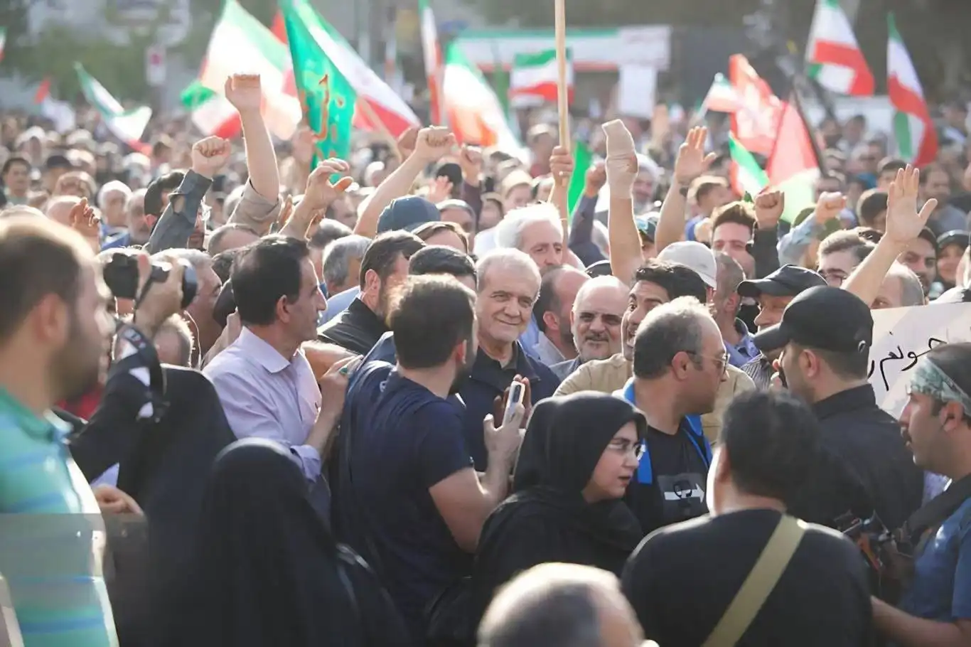 Pezeşkiyan'ın katılımıyla ABD ve işgalin saldırıları Tahran'da protesto edildi Pezeşkiyan'ın katılımıyla ABD ve işgalin saldırıları Tahran'da protesto edildi