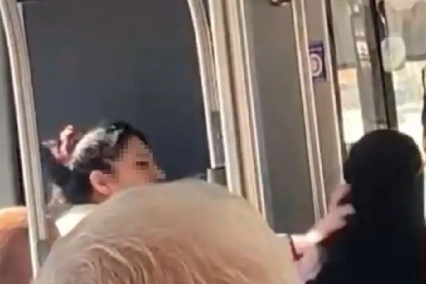 Halk otobüsünde tesettürlü kadına hakaret eden kadın gözaltına alındı Halk otobüsünde tesettürlü kadına hakaret eden kadın gözaltına alındı