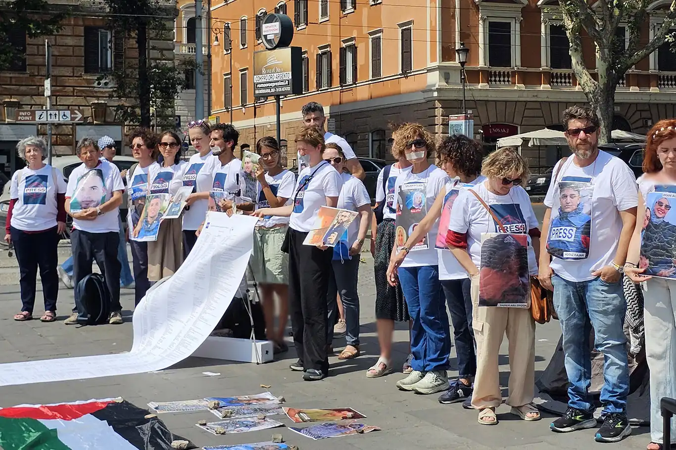 İtalyan gazetecilerden Gazze için vicdan nöbeti: Bu bir soykırımdır, sessizlik suç ortaklığıdır İtalyan gazetecilerden Gazze için vicdan nöbeti: Bu bir soykırımdır, sessizlik suç ortaklığıdır