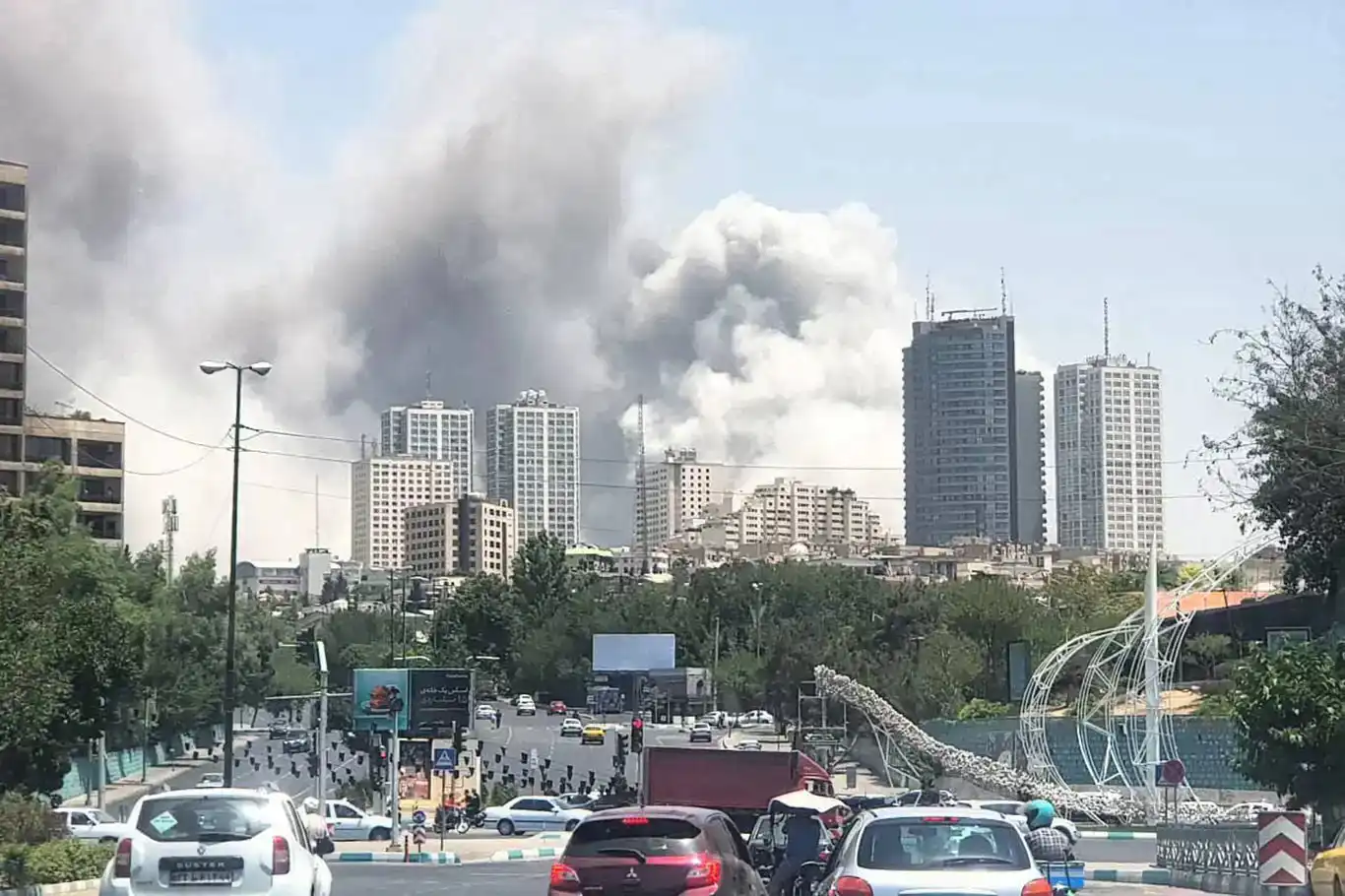 الاحتلال الصهيوني يستهدف مستشفى وجامعة في طهران وإيران تصف الهجمات بـ"جرائم حرب" الاحتلال الصهيوني يستهدف مستشفى وجامعة في طهران وإيران تصف الهجمات بـ"جرائم حرب"