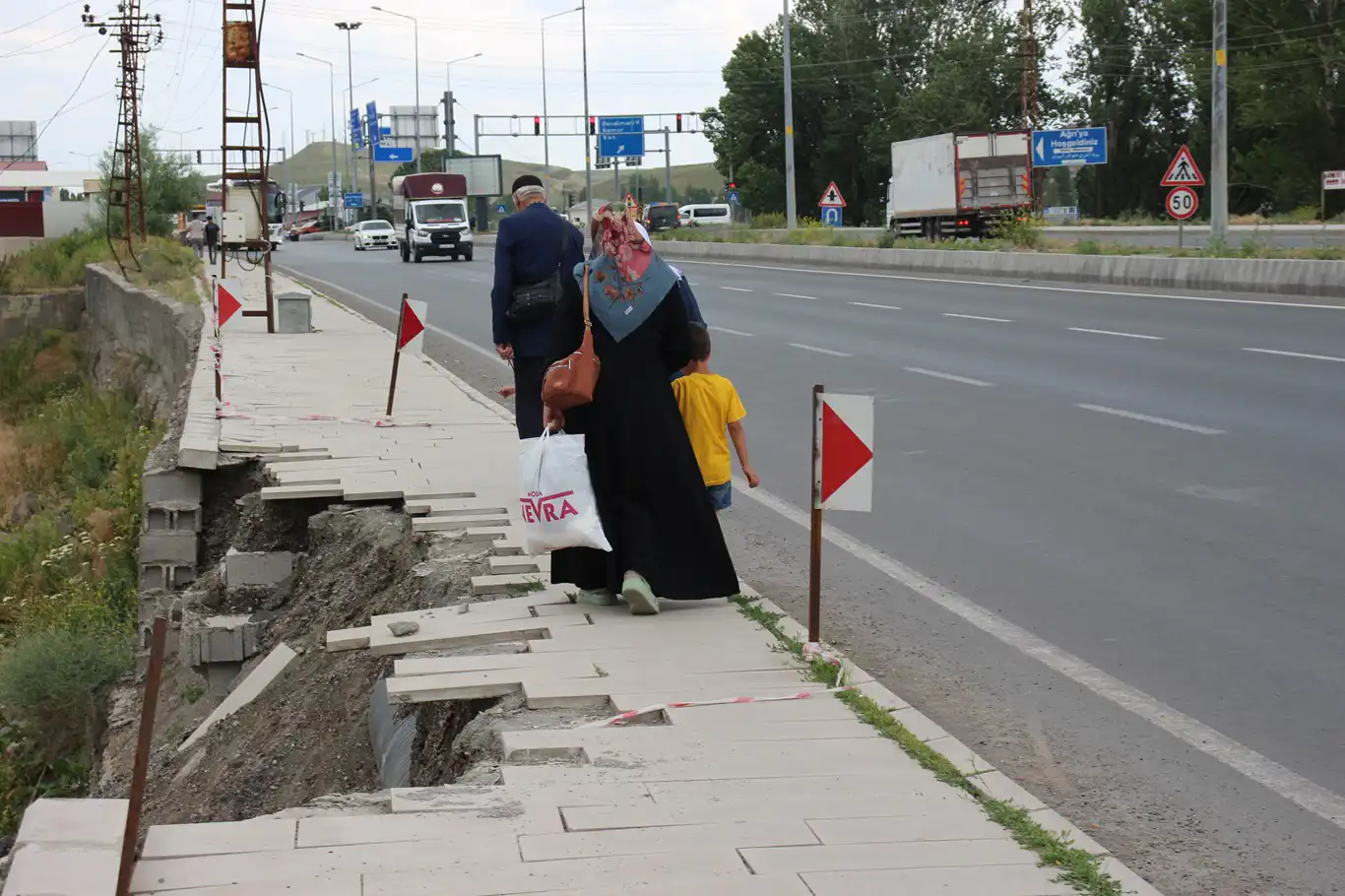 Aylardır çökmüş halde bulunan kaldırım ve yol için vatandaşlar çözüm bekliyor