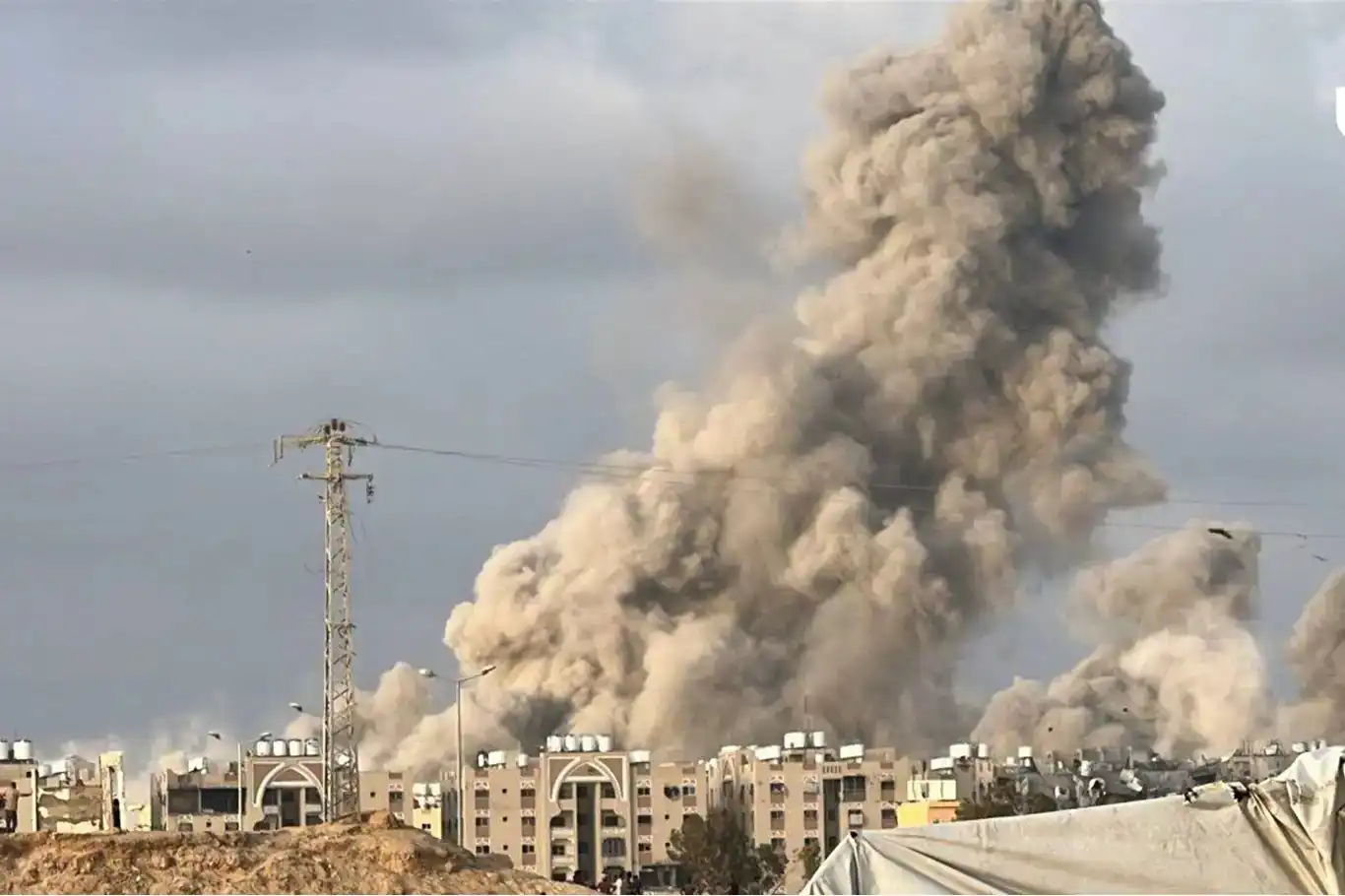 الاحتلال يواصل استهداف طالبي المساعدات في غزة: 17 شهيدًا جديدًا وارتفاع الحصيلة إلى 467 شهيدًا الاحتلال يواصل استهداف طالبي المساعدات في غزة: 17 شهيدًا جديدًا وارتفاع الحصيلة إلى 467 شهيدًا