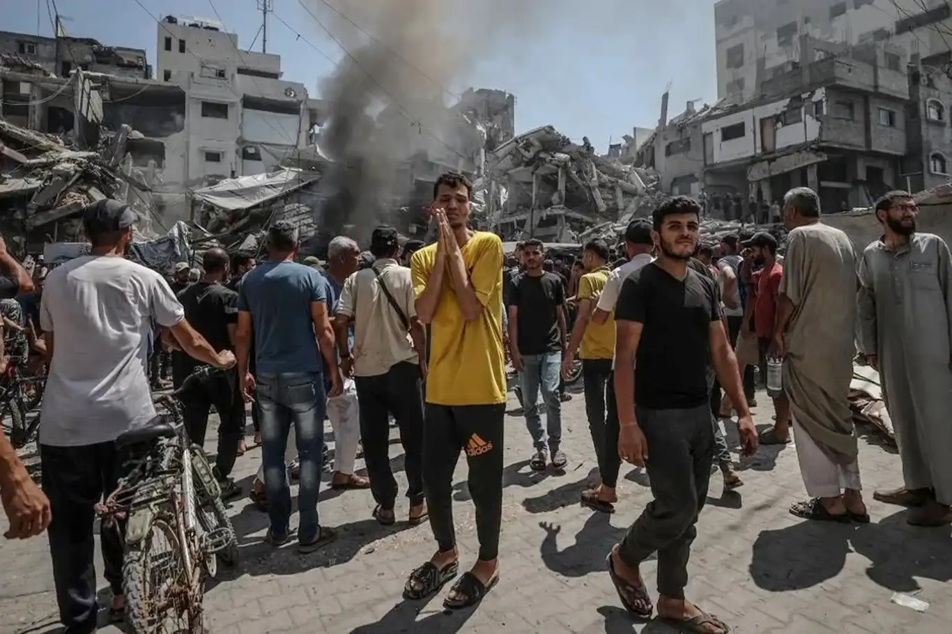 Siyonist işgal rejimi, Gazze'de yardım bekleyen sivillere saldırdı: 20 şehit