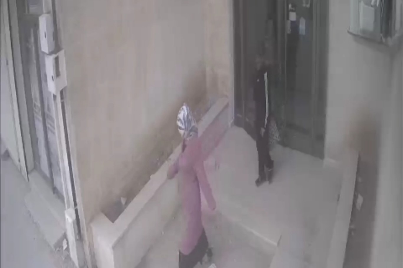 Mardin’de dilenci kılığındaki hırsızlığın kamera kayıtları ortaya çıktı Mardin’de dilenci kılığındaki hırsızlığın kamera kayıtları ortaya çıktı
