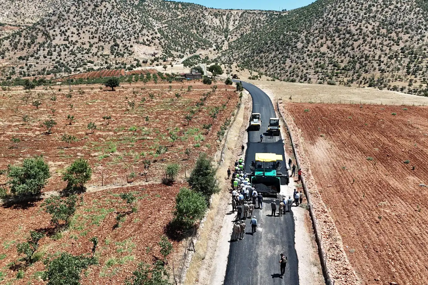 Siirt’te kırsal yollar yerli üretimle yenileniyor Siirt’te kırsal yollar yerli üretimle yenileniyor